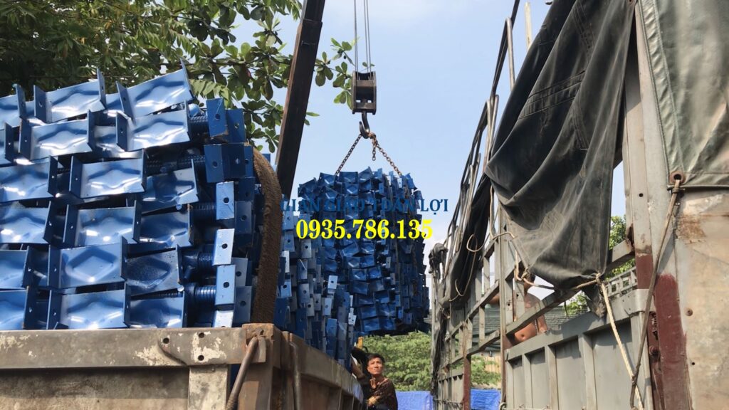 Kích chân kích đầu giàn giáo D38