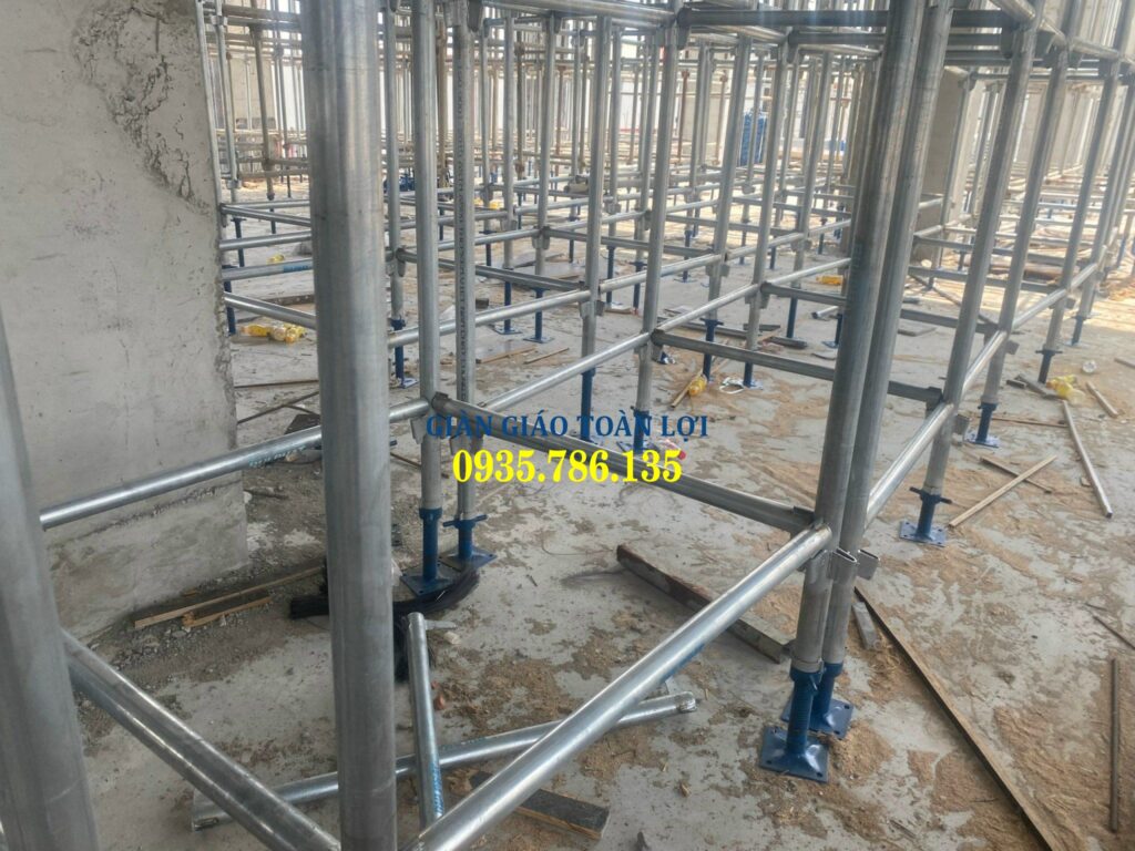 Kích chân kích đầu giàn giáo thi công tại công trình