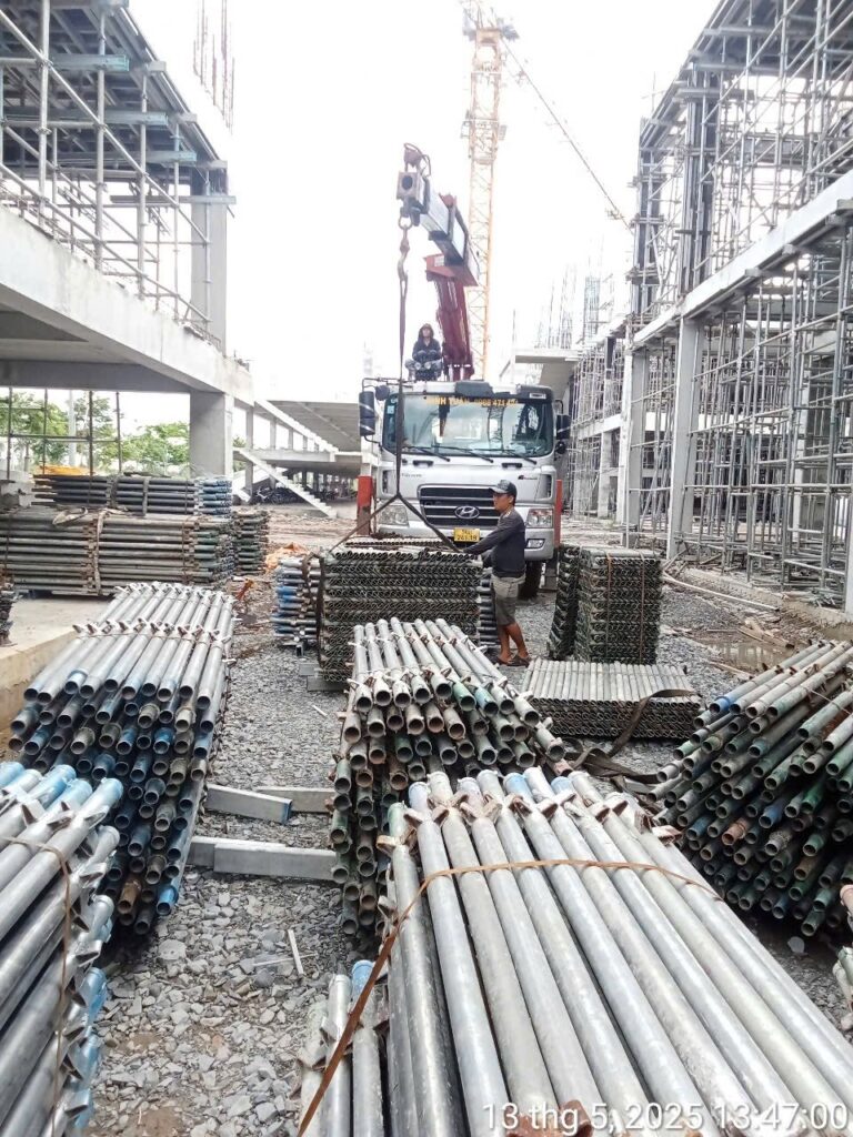 giàn giáo xây dựng cũ